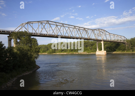 Pont au-dessus de l'Iowa River reliant l'Iowa et le Nebraska, au nord de Omaha, Nebraska Banque D'Images