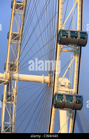 Closeup détail des personnes à l'intérieur de la circonscription pods Singapore Flyer. Banque D'Images