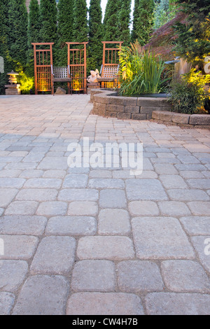 Jardin patio pavé avec Trellis la lanterne de pierre japonais et l'aménagement paysager étang Cascade Pagode Lights Banque D'Images