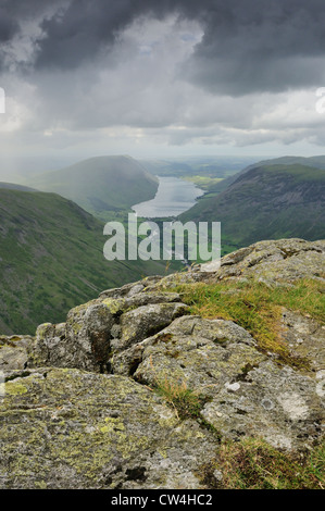 Les nuages orageux sur Wasdale et as été depuis le sommet de l'eau Grand Gable dans le Lake District Banque D'Images