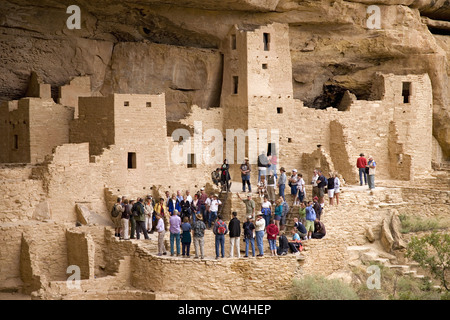 Affichage des touristes kiva Cliff Palace logement falaise ruine indiennes en Amérique du Nord dans le sud-ouest du Parc National de Mesa Verde Banque D'Images