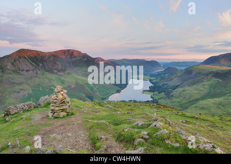 Vue sur la lande de Fleetwith Pike tôt un matin d'été dans le Lake District Banque D'Images