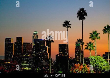 Palmiers au coucher du soleil s'élever au-dessus de Los Angeles skyline vu de baseball Dodger Stadium lors de CLN, série 12 Octobre 2008 Banque D'Images