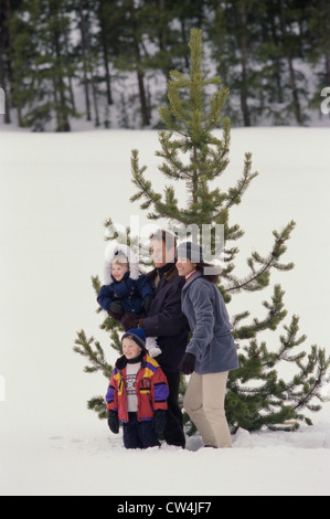 High angle view of parents debout avec leur fils et leur fille sur la neige Banque D'Images
