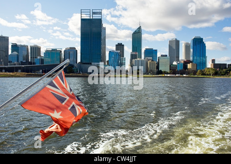 Perth Western Australia - l'Australian Red Ensign flotter sur un bateau qu'il navigue au-delà de la ville de Perth Banque D'Images