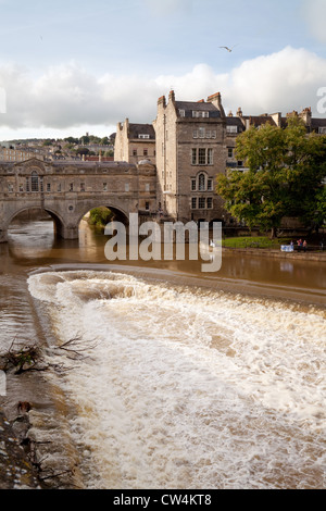 Pulteney Bridge et Pulteney Weir après de fortes pluies, la rivière Avon à Bath, Somerset, Royaume-Uni Banque D'Images