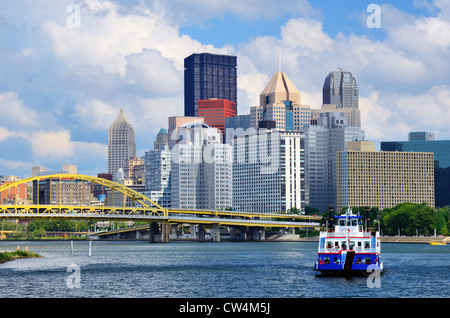 Gratte-ciel dans le centre-ville au bord de l'eau de Pittsburgh, Pennsylvanie, USA. Banque D'Images