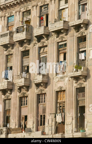 Balcons délabrés avec buanderie en train de sécher dehors à La Havane, Cuba Banque D'Images