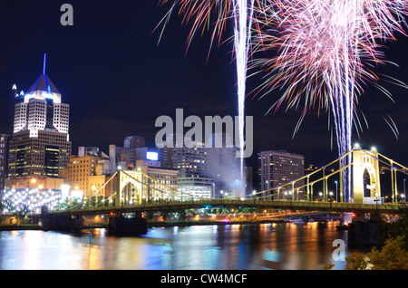 D'artifice sur la rivière Allegheny, au centre-ville de Pittsburgh, Pennsylvanie, USA. Banque D'Images