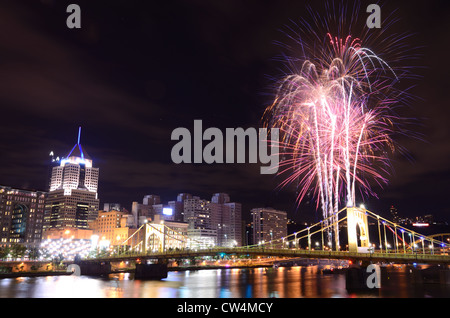 D'artifice sur la rivière Allegheny, au centre-ville de Pittsburgh, Pennsylvanie, USA. Banque D'Images