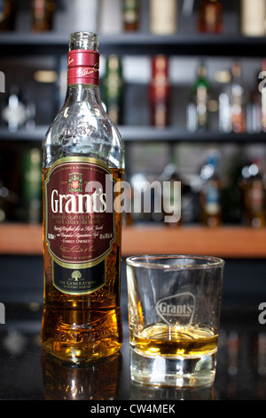 William Grant & Sons, Blended Scotch Whisky, bouteille de whisky Grant's Scotch et tumbler assis sur bar Banque D'Images