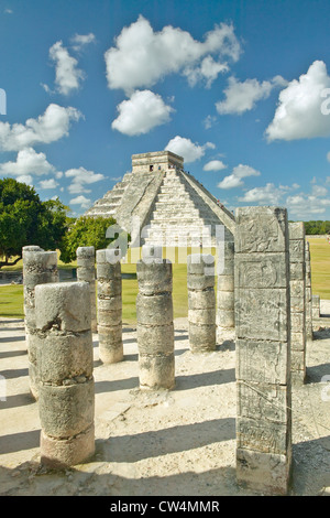 La Pyramide Kukulkan (également connu sous le nom d'El Castillo) ruine Maya vu de Mille Colonnes (premier plan) Chichen Itza au Mexique Banque D'Images