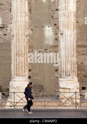 Vieux piliers, temple d'Hadrien, Rome, Italie Banque D'Images