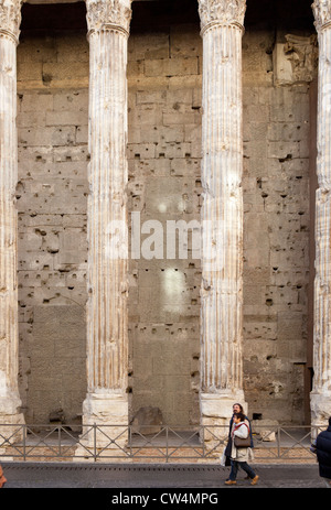 Vieux piliers, temple d'Hadrien, Rome, Italie Banque D'Images