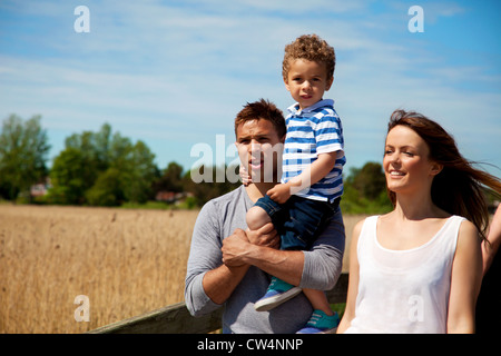 Jeune famille bénéficie de coller à l'extérieur Banque D'Images