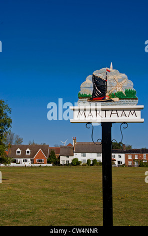 Le Village Green à Martham à Norfolk, avec ses chaumières et panneau du village. Banque D'Images