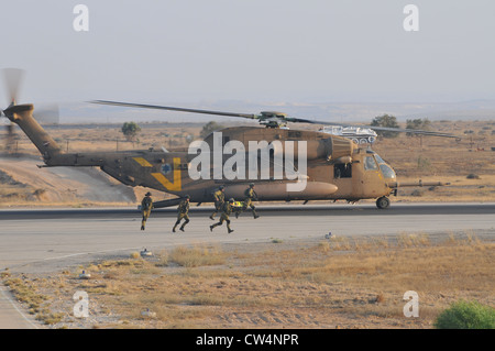 De l'air israélienne hélicoptère Sikorsky CH-53 en vol Banque D'Images