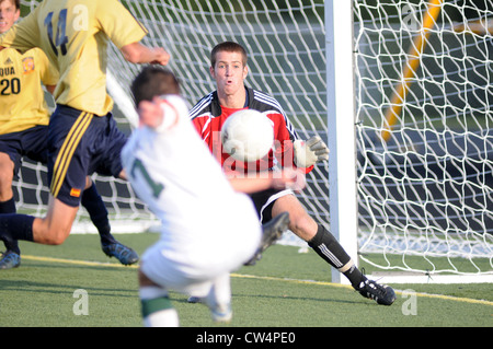 Gardien de football fortement axé sur un tir de près lors d'un match de l'école secondaire. USA. Banque D'Images