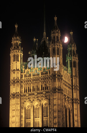 Lune au-dessus de l'abbaye de Westminster à Londres, en Angleterre Banque D'Images