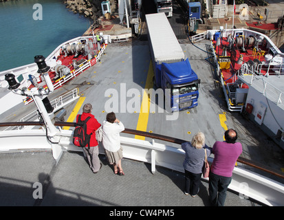 L'embarquement de camions cross channel ferry avec les gens qui regardent d'en haut. Dover, Kent, England, UK Banque D'Images