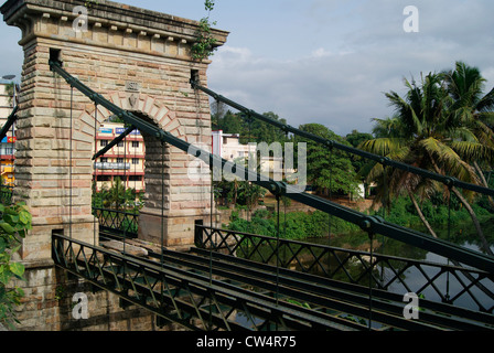 Pont suspendu de Punalur. Seul le pont suspendu type dans le sud de l'Inde construit en 1877 par l'ancien ingénieur britannique Albert Henry Banque D'Images