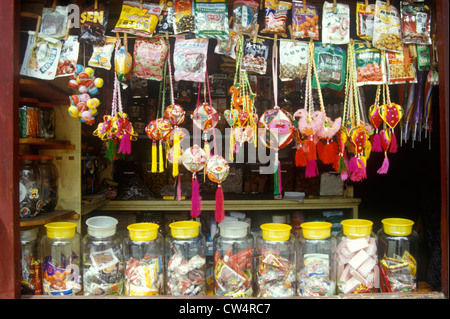 Les sacs et les colliers à vendre près de Bei People's Village de Dali, Yunnan Province, République populaire de Chine Banque D'Images