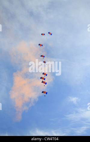 Dans la formation de parachutistes empilés à Bristol Ballon Fiesta Banque D'Images