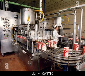 EMBOUTEILLAGE DE LAIT Banque D'Images