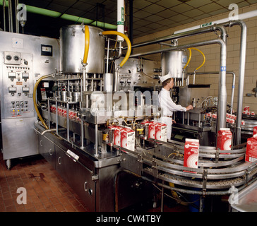 EMBOUTEILLAGE DE LAIT Banque D'Images