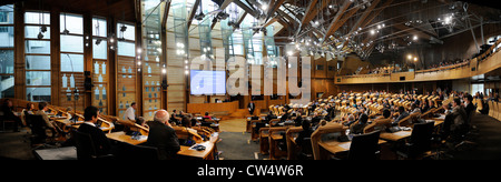 Vue panoramique de l'intérieur de l'hémicycle du Parlement écossais à Édimbourg, en Écosse. Banque D'Images