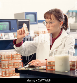 Technicien de laboratoire TRAVAILLANT AVEC DES ÉCHANTILLONS DE LAIT / NEW YORK Banque D'Images