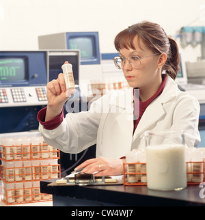 Technicien de laboratoire TRAVAILLANT AVEC DES ÉCHANTILLONS DE LAIT / NEW YORK Banque D'Images