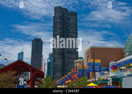 Le Navy Pier et le lac Point Tower à Chicago, Illinois Banque D'Images