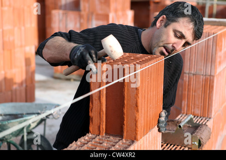 S'assurer que l'homme est droite mur Banque D'Images