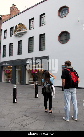 Les touristes américains à Liverpool de prendre une photo de l'ancien pub Eagle Banque D'Images