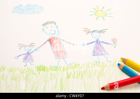 Un véritable dessin d'enfant d'une famille à l'aide de quelques crayons de couleur. Banque D'Images