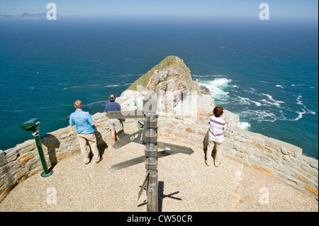 Les touristes à la vue panoramique sur la pointe du cap Le cap Bonne Espérance en dehors de Cape Town Afrique du Sud montre confluence Océan Indien le droit Banque D'Images