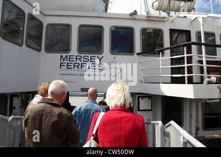 Les passagers à bord du ferry Mersey à Liverpool Banque D'Images