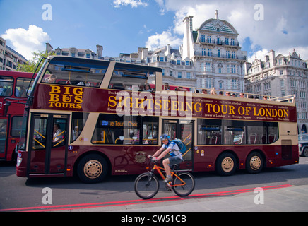 Bus de tourisme et les cyclistes sur les lignes Piccadilly, près de Green Park, City of Westminster, London, England, United Kingdom Banque D'Images
