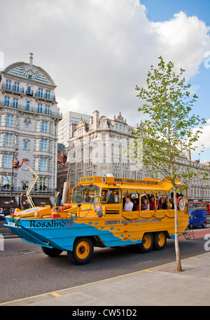 Duck Tours sur terre au Piccadilly près de Green Park, London, Greater London, Angleterre, Royaume-Uni Banque D'Images