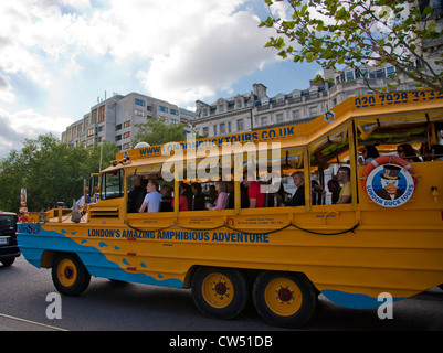 Duck Tours sur terre au Piccadilly près de Green Park, London, Greater London, Angleterre, Royaume-Uni Banque D'Images