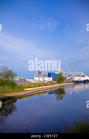 2012 Le Stade Olympique et Arcelor Mittal orbite dans le Parc olympique de Stratford montrant River Navigation Lea en premier plan. Banque D'Images