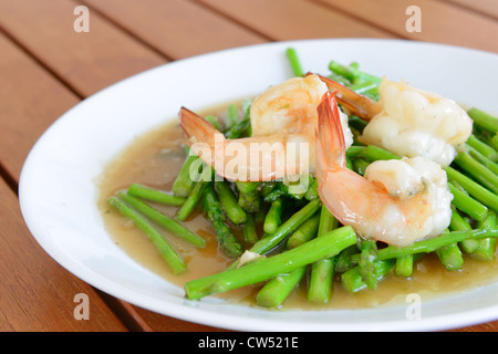 Crevettes poêlées aux asperges est une sorte de cuisine thaï il n'est pas épicé Banque D'Images