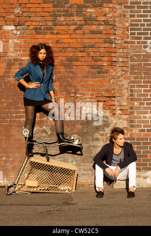 Les jeunes adultes hanging out in alley Banque D'Images