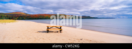 Table de pique-nique sur la plage de la baie Keweenaw, lac Supérieur, Michigan Banque D'Images