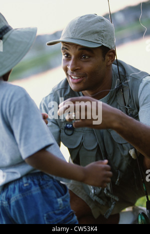 Père regardant son fils smiling Banque D'Images