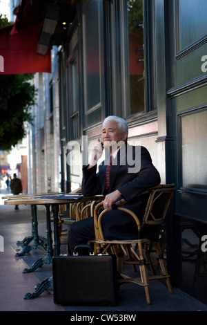 Businessman talking on a mobile phone Banque D'Images