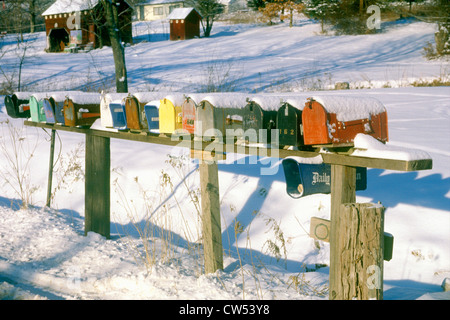 Rangée de boîtes aux lettres résidentielles en milieu rural, l'hiver, Woodstock, NEW YORK Banque D'Images