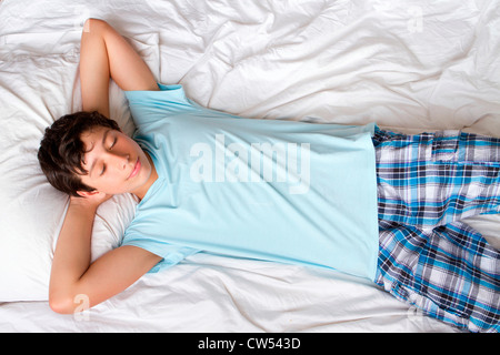 USA, New York, Manhattan, Boy lying on bed Banque D'Images