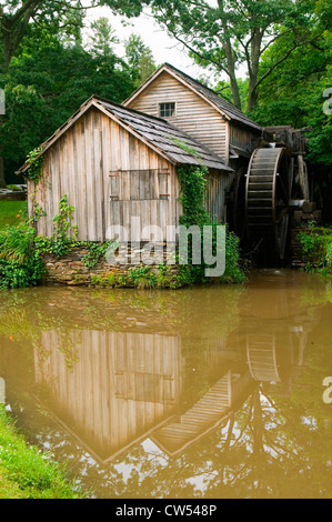 Edwin B. Historique Mabry Mabry Mill (moulin) dans les régions rurales de Virginie Le Blue Ridge Parkway et la réflexion sur l'étang en été Banque D'Images